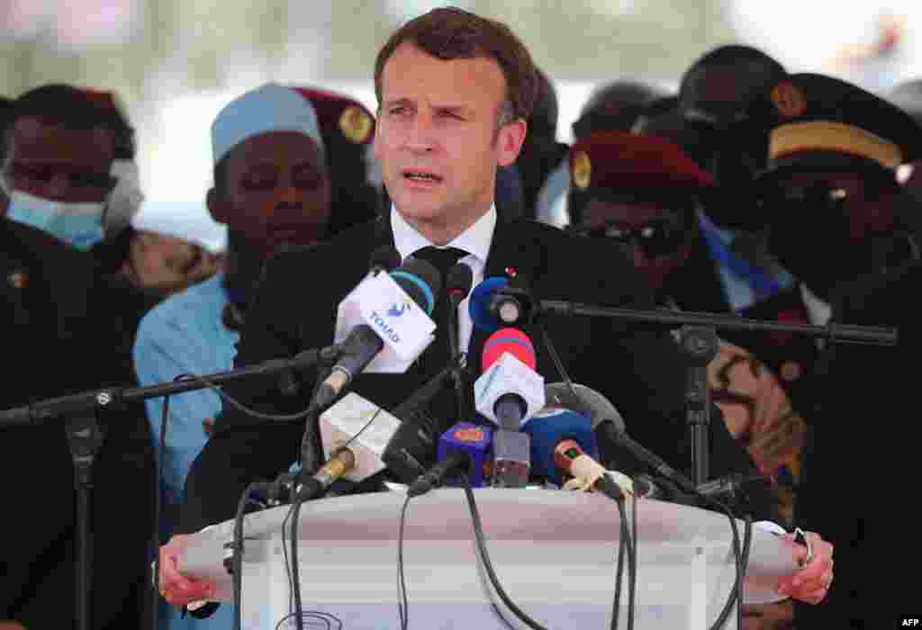 Le pr&#233;sident fran&#231;ais Emmanuel Macron donne un discours aux fun&#233;railles d&#39;&#201;tat du d&#233;funt pr&#233;sident tchadien Idriss Deby Itno, &#224; N&#39;Djamena, le 23 avril 2021.