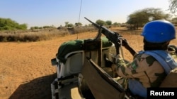 一聯合國維和人員在蘇丹達爾富爾地區巡邏