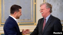 乌克兰总统泽连斯基在基辅会见美国国家安全顾问约翰·博尔顿。(2019年8月28日)