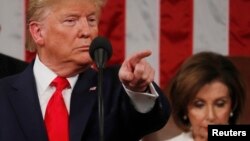 El presidente de EE.UU., Donald Trump, junto a la presidenta de la Cámara de Representantes, la demócrata Nancy Pelosi, durante el discurso del Estado de la Nación, el pasado mes de febrero.