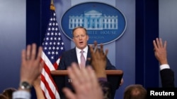 White House spokesman Sean Spicer holds a press briefing at the White House in Washington, D.C., Jan. 23, 2017. REUTERS/Kevin Lamarque. 