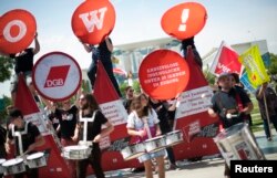 Youths protest during a rally organized by the opposition Social Democratic Party (SPD) and labor unions outside the Chancellery, the venue of an EU summit on youth unemployment in Berlin, July 3, 2013.