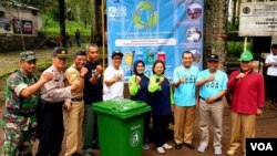 Sejumlah pemangku kepentingan bertekad menjadikan kawasan konservasi dan taman wisata alam bebas dari sampah (foto Petrus Riski-VOA).