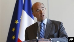 Menteri Keuangan Perancis, Pierre Moscovici mengumumkan bahwa pemerintah Perancis akan menurunkan harga bensin dan solar (foto: dok). 