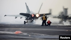 지난 3월 미한 연합훈련인 키리졸브·독수리훈련에 참가한 미 해군 소속 F-18 전투기가 항공모함 칼빈슨 호에서 이륙하고 있다.