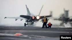 지난해 3월 미한 연합군사훈련인 키리졸브·독수리훈련에 참가한 미 해군 핵추진 항공모함 칼빈슨 호에서 F-18 전투기가 이륙하고 있다.