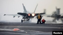 지난해 3월 미한 연합훈련인 키리졸브·독수리훈련에 참가한 미 해군 소속 F-18 전투기가 항공모함 칼빈슨 호에서 이륙하고 있다.