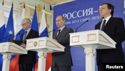 Russian President Vladimir Putin (C), President of the European Commission Jose Manuel Barroso (R) and Herman Van Rompuy, President of the European Council, attend a news conference as part of the Russia-EU summit in St. Petersburg, June 4, 2012. 