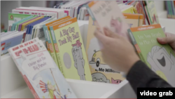 Koleksi buku bacaan anak-anak di West End Public Library, Washington DC. (Foto: VOA/Videograb)