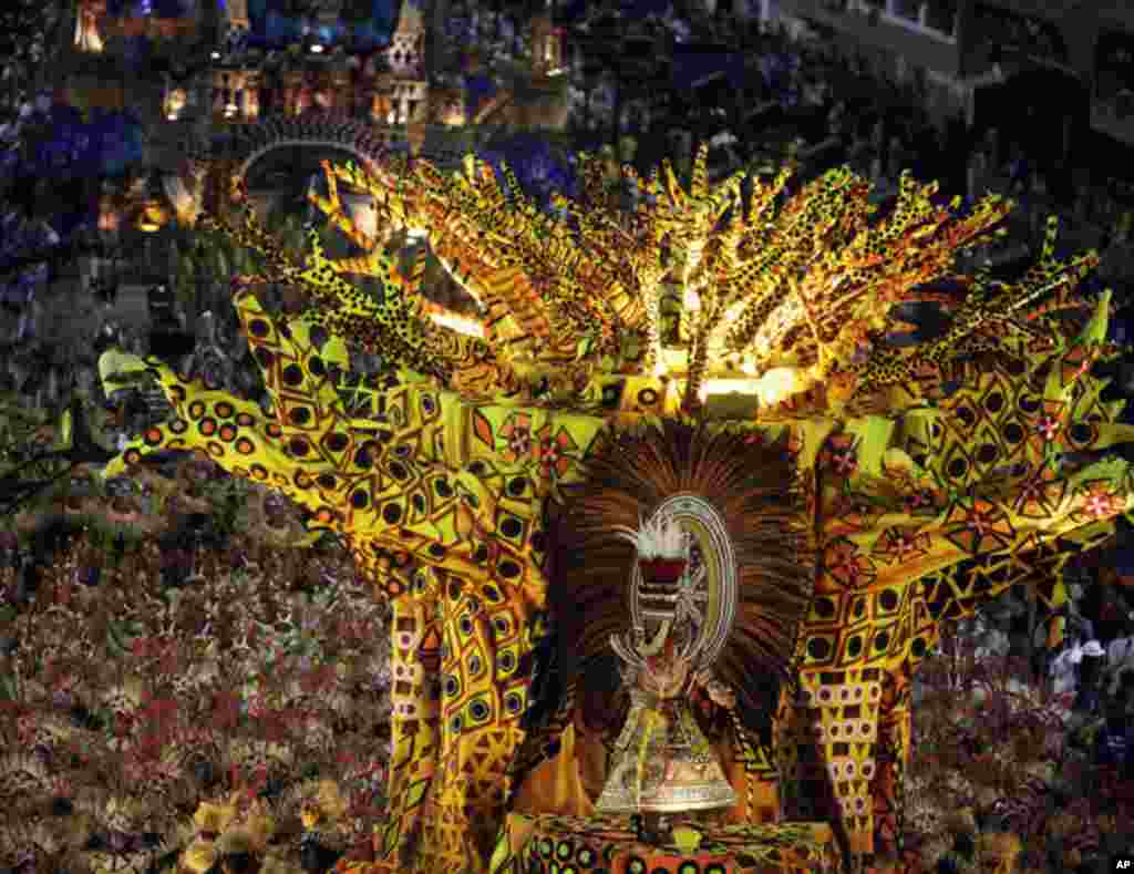 Desfile da Escola de Samba Vila Isabel no Carnaval do Rio, domingo à noite. O enredo prestou homenagem à cultura, história, fauna e flora de Angola.