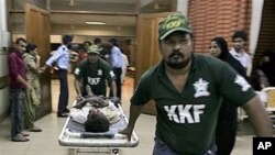 An injured victim of shooting incident is brought to a hospital in Karachi, Pakistan, 16 Oct 2010