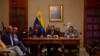 Ante la juramentación de Luis Parra, centro, como cabeza del Poder Legislativo venezolano, la embajada de EE.UU. en Venezuela indicó que el acto “va completamente en contra de la voluntad del pueblo".