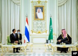 Putra Mahkota Saudi Mohammed bin Salman (kanan), bertemu dengan Perdana Menteri Thailand Prayuth Chan-ocha, di Istana Kerajaan di Riyadh, Arab Saudi, Selasa, 25 Januari 2022. (Istana Kerajaan Saudi via AP).
