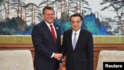 欧盟委员会副主席马洛斯·塞夫科维奇2019年4月25日在北京钓鱼台国宾馆与中国总理李克强握手。