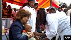 Вакцинация детей в Буркина Фасо.