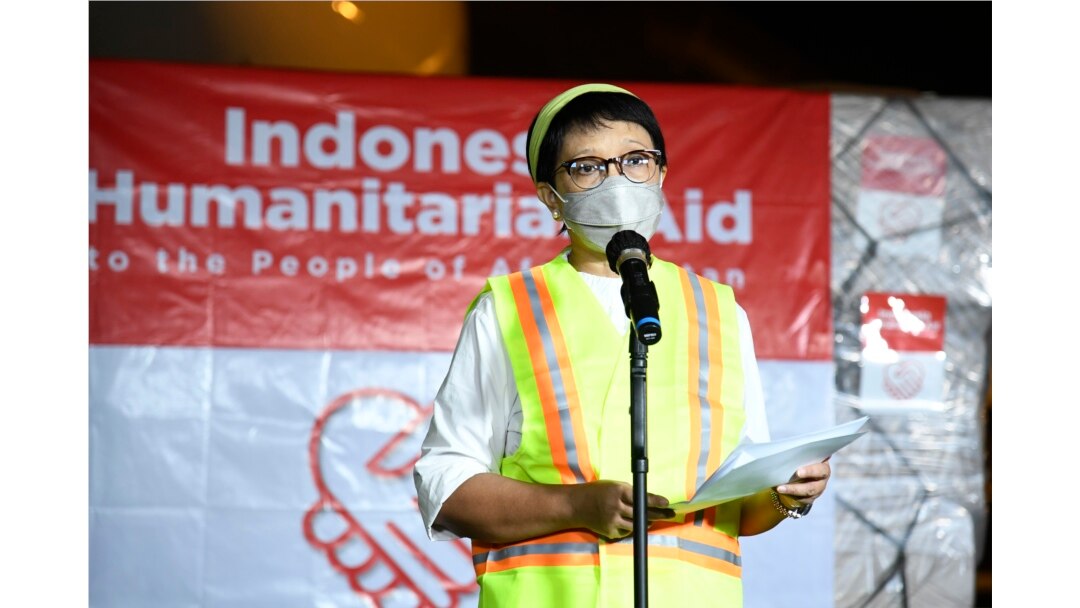 Menteri Luar Negeri Retno Marsudi melepas pesawat berisi bantuan kemanusiaan untuk rakyat Afghanistan, di Bandara Soekarno-Hatta, Minggu dini hari, 9 Januari 2022. (Foto: Kementerian Luar Negeri RI)