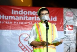 Menteri Luar Negeri Retno Marsudi melepas pesawat berisi bantuan kemanusiaan untuk rakyat Afghanistan, di Bandara Soekarno-Hatta, pada 9 Januari 2022. (Foto: Kementerian Luar Negeri RI)