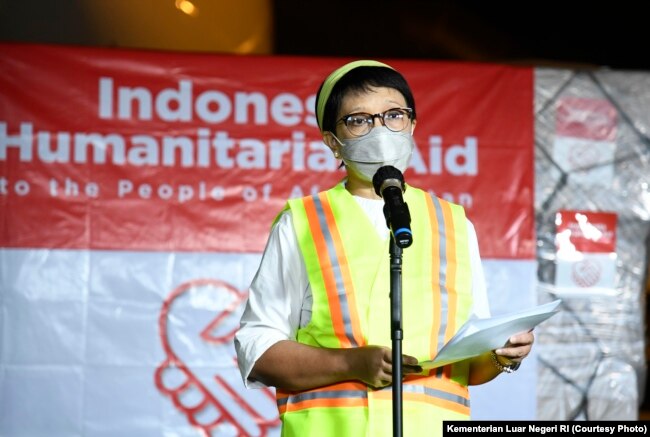 Menteri Luar Negeri Retno Marsudi melepas pesawat berisi bantuan kemanusiaan untuk rakyat Afghanistan, di Bandara Soekarno-Hatta, Minggu dini hari, 9 Januari 2022. (Foto: Kementerian Luar Negeri RI)