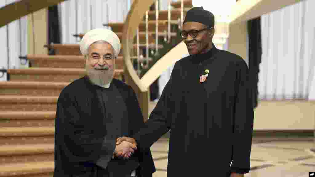 Shugaba Muhammadu Buhari na Najeriya (dama) yana gaisawa da shugaba Hassan Rouhani na Iran kafin tattaunawar da suka yi yau talata, 24 Nuwamba, 2015 a Teheran.