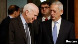 General Mattis (o'ngda), Senat Qurolli kuchlar qo'mitasi raisi senator Jon Makkeyn(chapda). Qonunga ko'ra, iste'foga chiqqaniga yetti yil to'lmagan harbiy mudofaa vaziri bo'lishi mumkin emas. Kongress general Mattis uchun istisno qilishi kerak bo'ladi.