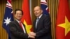 Thủ tướng Việt Nam Nguyễn Tấn Dũng và Thủ Australia Tony Abbott bắt tay trước khi chứng kiến việc ký kết 'thỏa thuận hữu nghị' giữa hai nước tại Tòa nhà Quốc hội ở Canberra, ngày 18/3/2015.