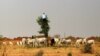 Un berger grimpe dans un arbre pour couper la végétation de ses animaux lors d'une pénurie d'herbe dans la ville minière de Zamfara, Nigéria, le 21 avril 2016. REUTERS / Afolabi Sotunde - S1BETDKTFYAA