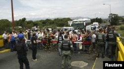 Жители Венесуэлы пытаются пересечь границу с Колумбией через мост, охраняемый войсками режима Николаса Мадуро 