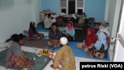 Pengungsi Syiah Sampang di rumah susun Jemundo, Kabupaten Sidoarjo belum jelas kapan dapat kembali pulang ke kampung halaman (Foto:VOA/Petrus)