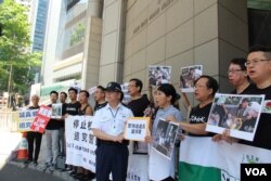 2019年6月15日香港民主党议员在警察总部前抗议警察镇压民众 （美国之音记者申华拍摄）