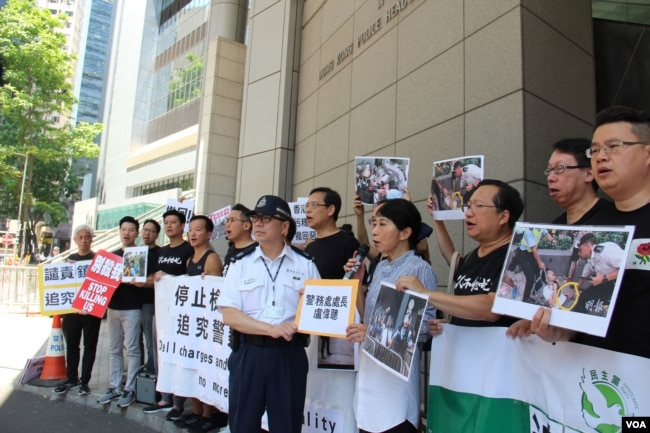 2019年6月15日香港民主黨議員在警察總部前抗議警察鎮壓民眾（美國之音記者申華拍攝）