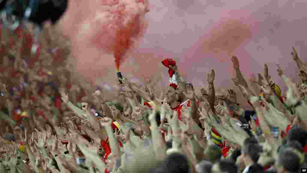Les fans du Pays de Galles après le match au Grand Stade à Décines-Charpieu, le 6 juillet 2016.