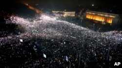 Desetine hiljada ljudi na protestu u Bukureštu u jednom trenutku upalilo je svetla na svojim mobilnim telefonima, nedelja 5. februar 2017. (AP Photo/Darko Bandic)