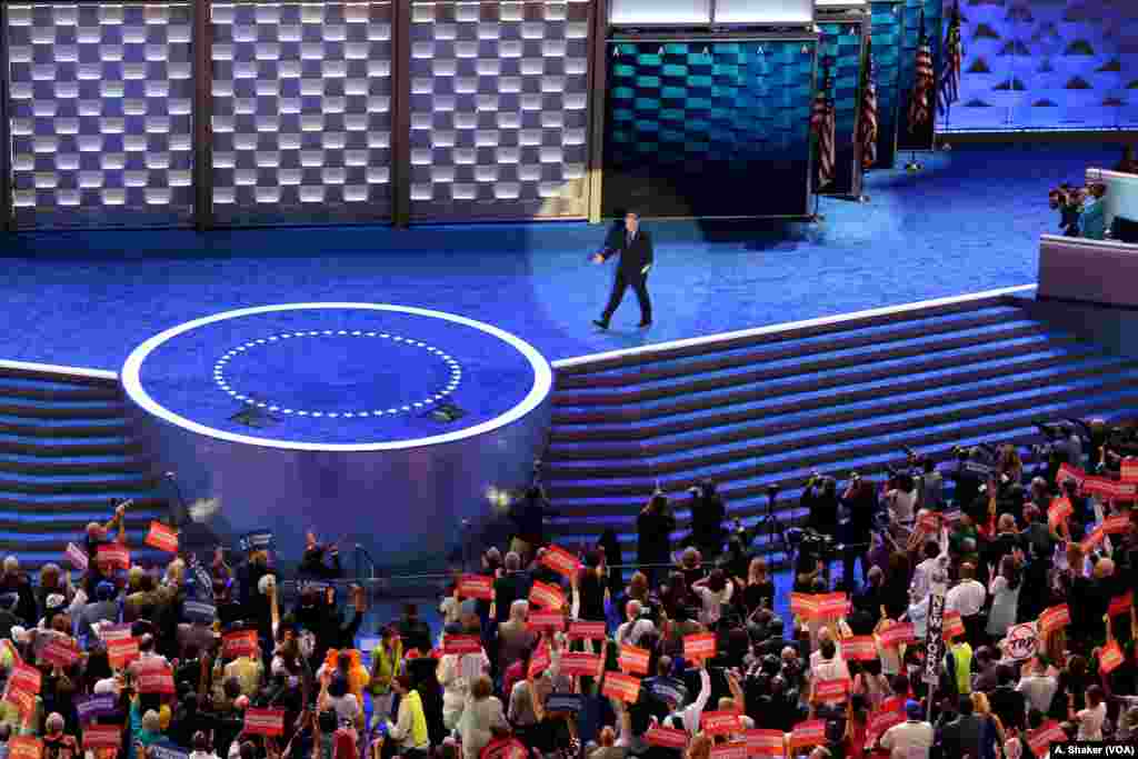 Democratic vice presidential candidate Tim Kaine walks on stage to deliver a speech at the Democratic National Convention, July 27, 2016. (A. Shaker/VOA)