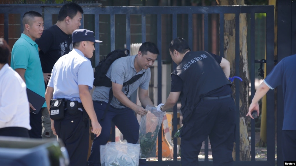 警方在北京美国大使馆爆炸现场工作。(2018年7月26日)