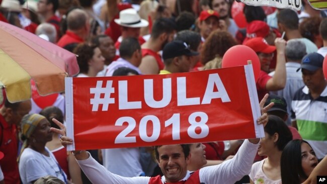Un manifestante sostiene una pancarta que apoya otra carrera presidencial para el ex presidente brasileño Luiz Inácio Lula da Silva, durante una manifestación en Sao Paulo, Brasil.
