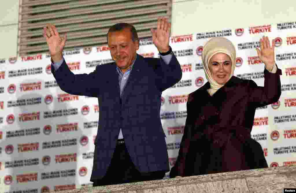 Turkey&#39;s Prime Minister Tayyip Erdogan and wife Ermine wave to supporters as they celebrate his&nbsp; presidential victory, in front of the party headquarters, in Ankara, Aug. 10, 2014.