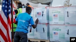 Seorang staf UNICEF memeriksa kotak-kotak vaksin Moderna yang disumbangkan pemerintah AS melalui fasilitas COVAX di bandara Nairobi, Kenya (foto: dok). 