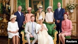 El príncipe Harry y su esposa Meghan bautizaron a su hijo Archie el sábado en una ceremonia privada.