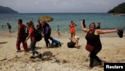 Muchos cubanos siguen lanzándose al mar en desvencijadas embarcaciones para huir de la isla.