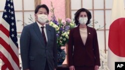 지나 레이몬도 미국 상무장관(오른쪽)과 하기우다 고이치 일본 경제산업상이 15일 도쿄에서 회담했다.