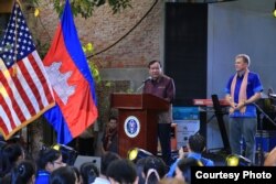 រូបឯកសារ៖ រូបឯកសារ៖ លោក W. Patrick Murphy ឯកអគ្គរដ្ឋទូតអាមេរិកប្រចាំកម្ពុជា និងលោក ប្រាក់ សុខុន រដ្ឋមន្ត្រីក្រសួងការបរទេសកម្ពុជា ក្នុងពិធីខួប ៧០ឆ្នាំនៃទំនាក់ទំនងការទូតរវាងអាមេរិកនិងកម្ពុជា នៅរាជធានីភ្នំពេញ កាលពីថ្ងៃទី ៨ ខែមករា ឆ្នាំ២០២០។ (រូបថតដោយស្ថានទូតអាមេរិកប្រចាំកម្ពុជា)