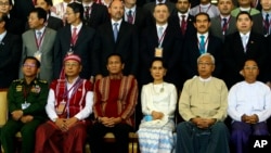 参加缅甸第一届21世纪彬龙和平大会的高官们。前排左一：缅甸军队总司令敏昂莱。（2016年8月31日）
