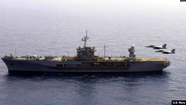 2020年5月30日美国海军蓝岭号两栖作战指挥舰（USS Blue Ridge LCC-19）在菲律宾海训练（美国海军照片）