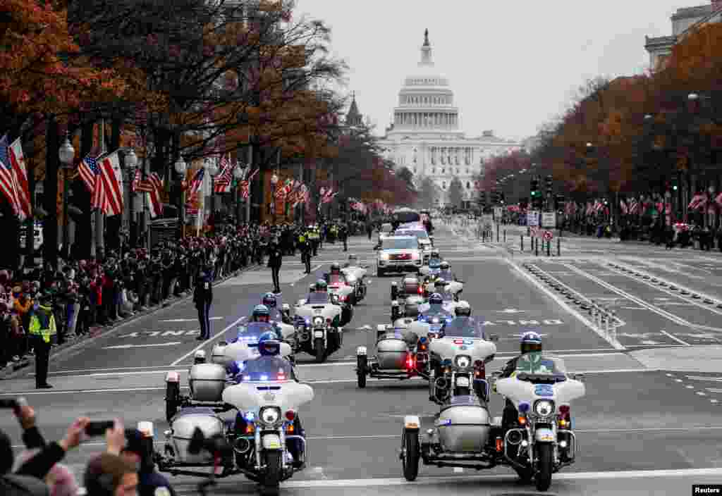 The funeral procession carrying the body of former U.S. President George H. W. Bush passes down Pennsylvania Avenue in Washington, Dec. 5, 2018. 