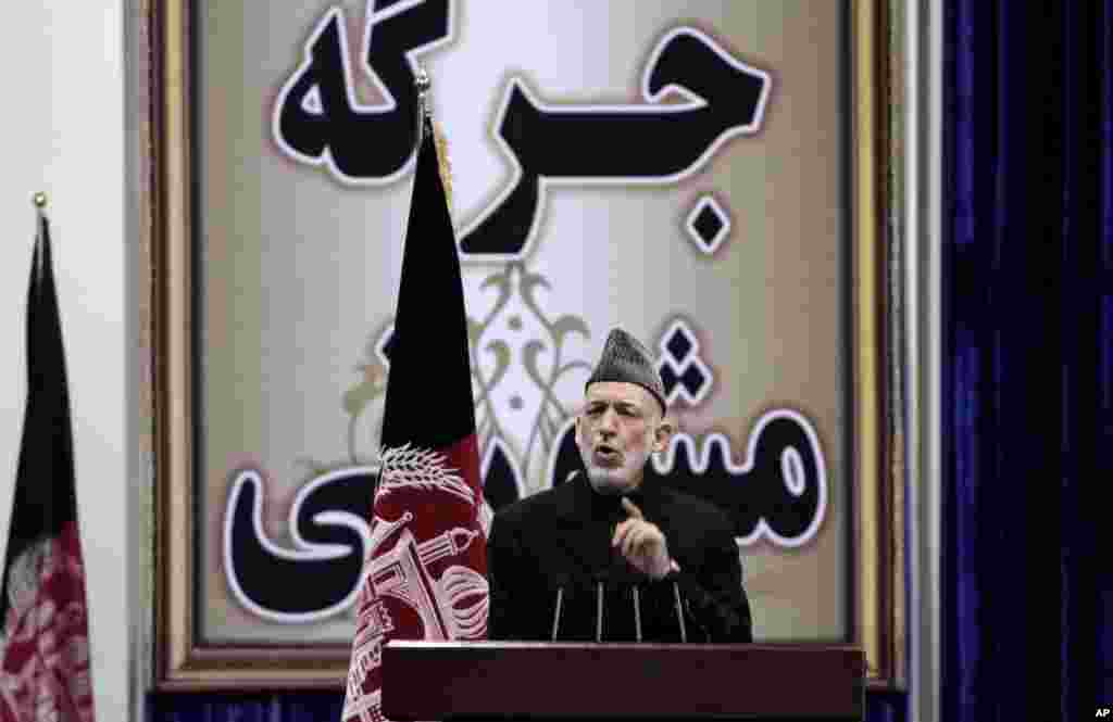 Prezident Hamid Karzay xalq kengashiga murojaat qilayapti. 21-noyabr, 2013-yil.