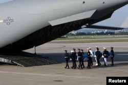 1일 평택시 오산공군기지에서 미한 양국 의장대원들이 북한으로부터 돌려받은 미군 유해가 실린 관을 미군 C-17수송기로 운구하고 있다.