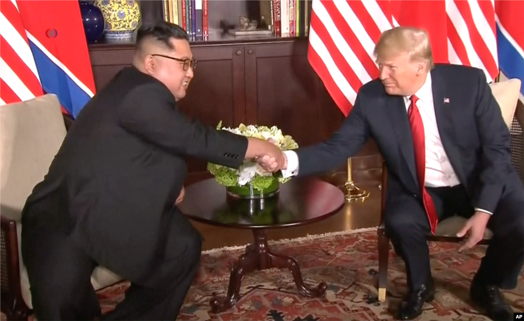 Trump wapeana mkono baada ya kuzungumza na waandishi habari katika ukumbi wa mkutano wa Sentosa.