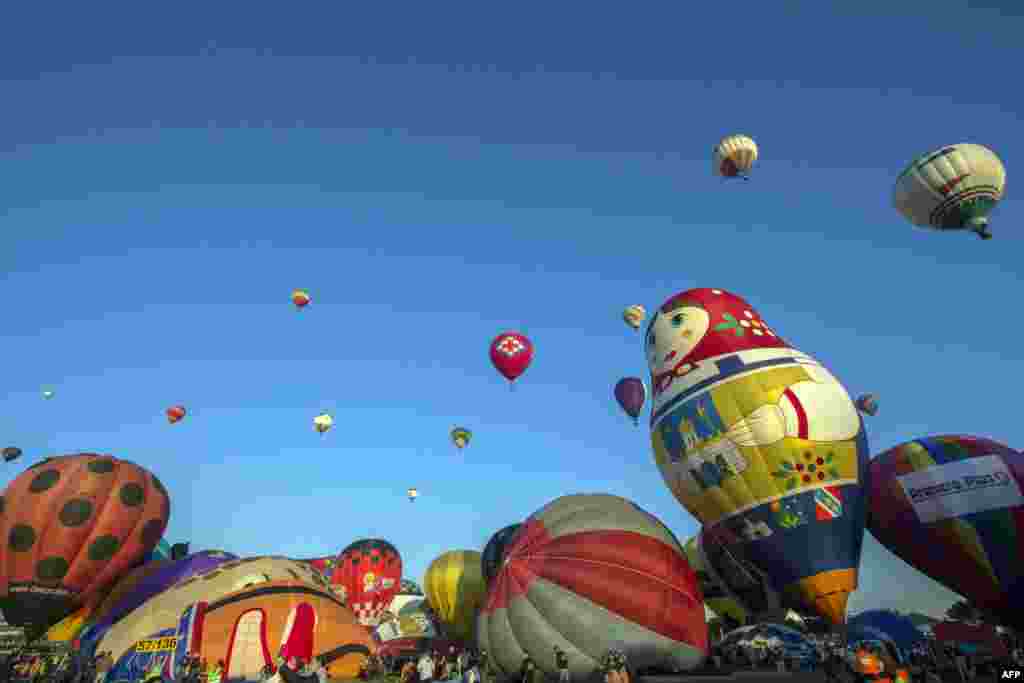 Hot air balloons fly during the International Balloon Festival at Metropolitan Park in Leon, Guanajuato state, Mexico. Around 200 baloonists from 16 different countries take part in the festival.