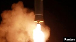 북한 관영 조선중앙통신이 시험발사 장면을 공개한 '화성-15형' 대륙간탄도미사일의 하단부 확대 사진. 두 개의 노즐에서 불길이 나오는 것을 확인할 수 있다.