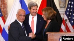 Dari kiri ke kanan: Ketua negosiasi Palestina Saeb Erekat, Menteri Luar Negeri As John Kerry dan Menteri Kehakiman Israel Tzipi Livni pada pertemuan di Washington, Juli 2013.